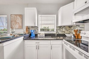 Fridge, microwave, oven, stovetop - Kemps Ridley 102 | Heated Pool, Oceanfront (Lauderdale-by-the-Sea)