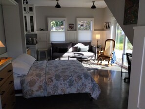 1 bedroom, iron/ironing board, free WiFi, bed sheets - Charming studio apartment in tranquil Shelburne, perfect for your getaway! (Shelburne)