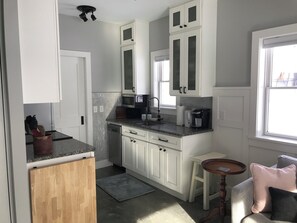 Private kitchen - Charming studio apartment in tranquil Shelburne, perfect for your getaway! (Shelburne)