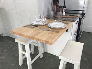 Dining - Charming studio apartment in tranquil Shelburne, perfect for your getaway! (Shelburne)