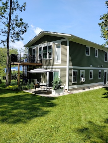 Exterior. Charming Studio Se7en apartment in tranquil Shelburne, perfect for your getaway!