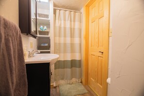 Douche, sèche-cheveux, serviettes fournies, savon