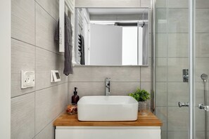 Hair dryer, towels, soap, toilet paper - MR Savyon view 2BR with 2 balcony 77 (Jerusalem)