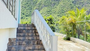 Una escalera que lleva a un edificio con vista a una montaña.