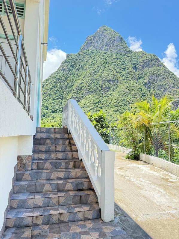 Un escalier menant à un bâtiment d’où l’on peut admirer une vue sur une montagne.