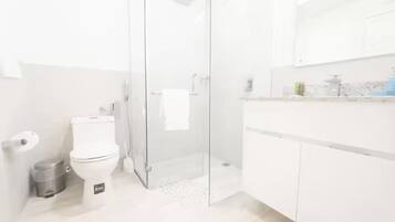 Een douche, een haardroger, handdoeken, zeep