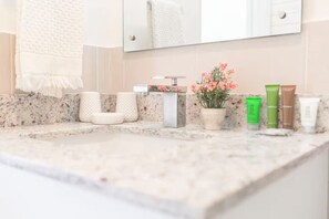 Douche, sèche-cheveux, serviettes fournies, savon
