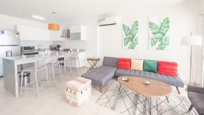 Ein modernes Apartment mit Küche, Essbereich und Wohnzimmer.