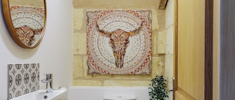 Regadera, secadora de cabello, toallas, jabón