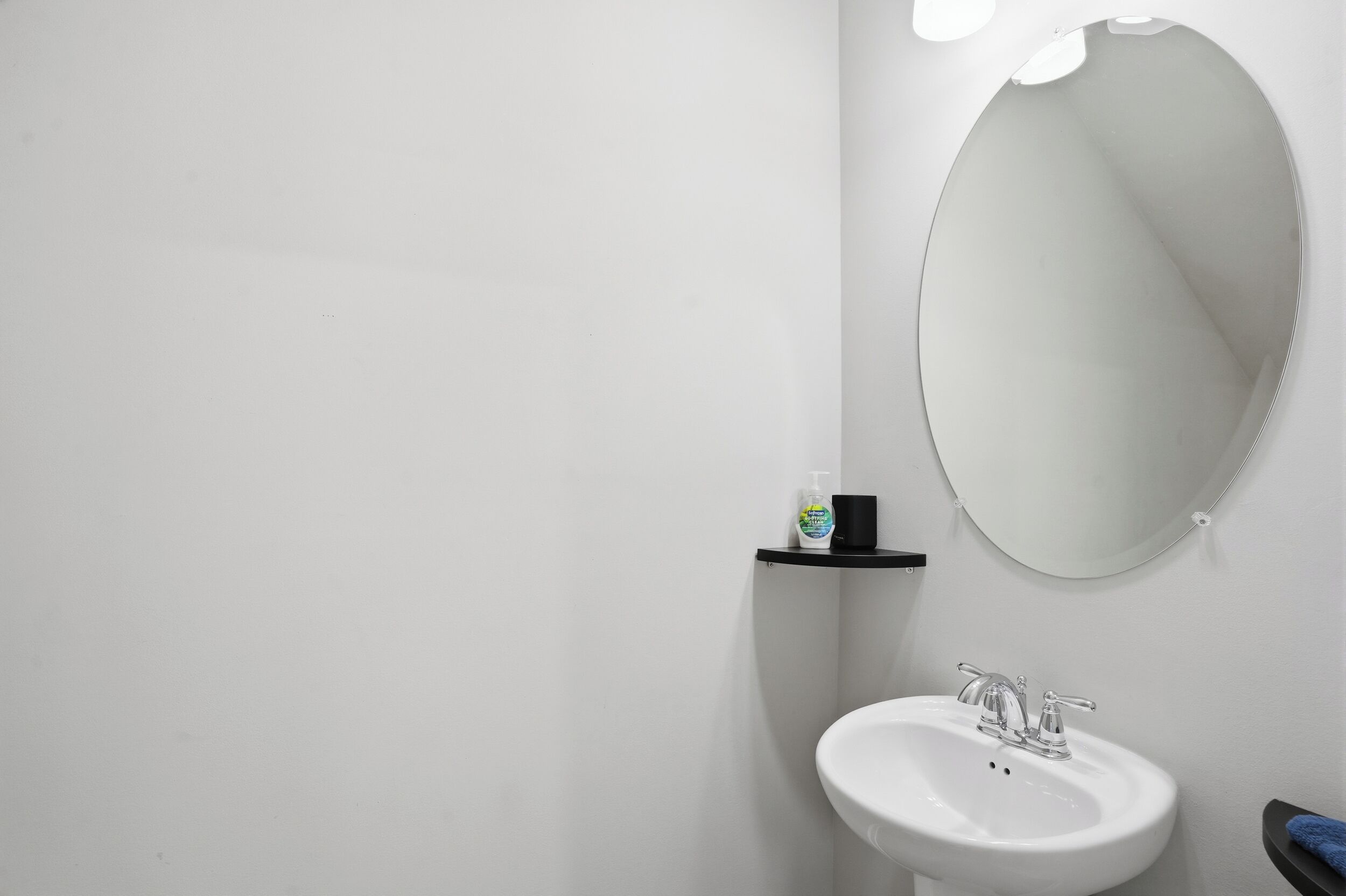 Hiustenkuivaaja, pyyhkeet, saippua, vessapaperi