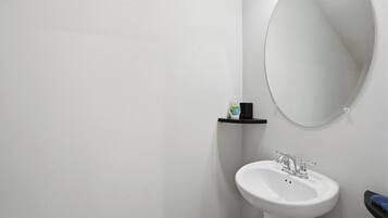 Hiustenkuivaaja, pyyhkeet, saippua, vessapaperi