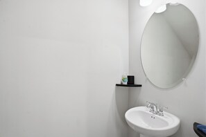 Hiustenkuivaaja, pyyhkeet, saippua, vessapaperi