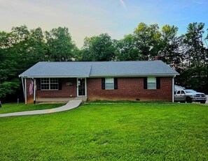 Exterior - Lakeside Escape - Charming home centrally located on Lake Cumberland (Monticello)