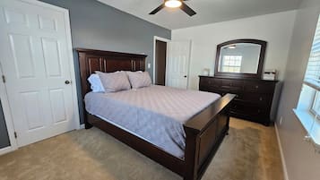 3 室のベッドルーム、デスク、WiFi (無料)、ベッドシーツ