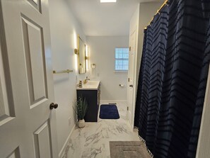 Hair dryer, towels, soap, toilet paper - Lakeside Escape - Charming home centrally located on Lake Cumberland (Monticello)