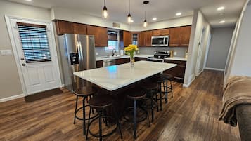 冷蔵庫、電子レンジ、オーブン、コンロ