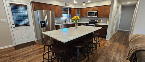 Refrigerador, microondas, horno y parrilla de estufa