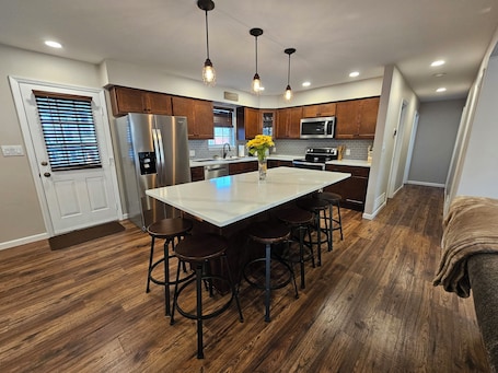 Fridge, microwave, oven, stovetop. Lakeside Escape - Charming home centrally located on Lake Cumberland