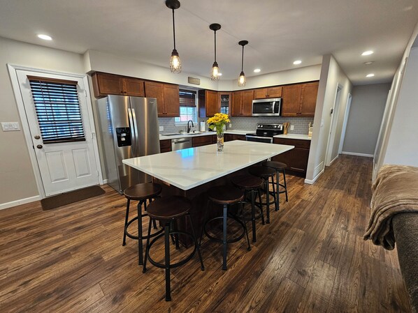 Frigorifero, microonde, forno, piano cottura