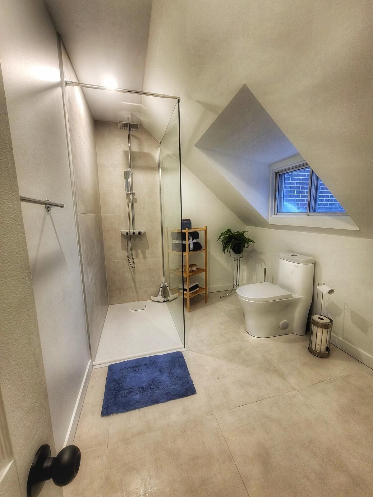 Douche, sèche-cheveux, serviettes fournies, savon