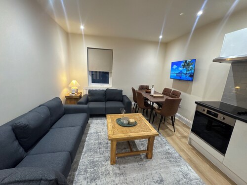 Modern Elegance / Spacious 3 Bedroom Flat