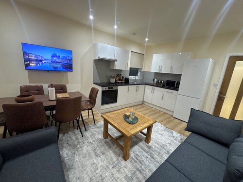 Modern Elegance / Spacious 3 Bedroom Flat