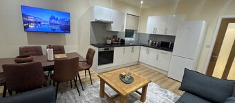 Modern Elegance / Spacious 3 Bedroom Flat