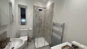 SĂšche-cheveux, serviettes fournies, savon, papier toilette