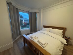 Iron/ironing board, WiFi, bed sheets - Modern Elegance / Spacious 3 Bedroom Flat (Ipswich)