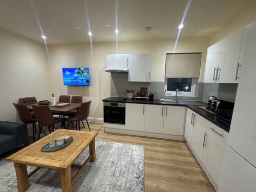 Modern Elegance / Spacious 3 Bedroom Flat