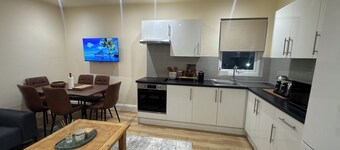 Modern Elegance / Spacious 3 Bedroom Flat