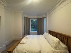 Tabla de planchar con plancha, wifi y ropa de cama 