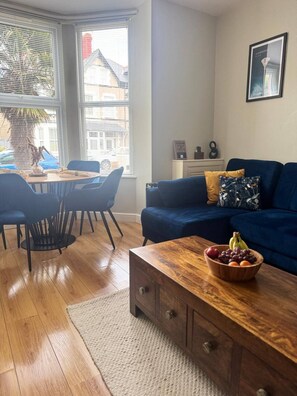 Smart TV - Stylish Ground-Floor Flat, Walk to Beach + Parking (Llandudno)