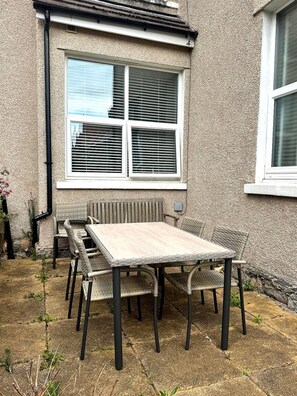 Outdoor dining - Stylish Ground-Floor Flat, Walk to Beach + Parking (Llandudno)