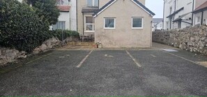Property grounds - Stylish Ground-Floor Flat, Walk to Beach + Parking (Llandudno)