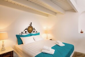 2 bedrooms, iron/ironing board, WiFi, bed sheets - (Oia)