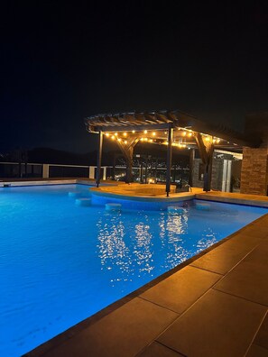 Una piscina al aire libre