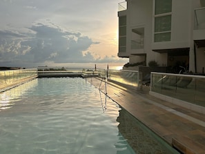 Una piscina al aire libre