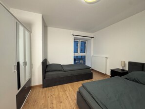 1 bedroom, free WiFi, bed sheets, wheelchair access - Central Düsseldorf Apartment: 2 Beds, WiFi, Elevator – Close to Hbf & Fair (Düsseldorf)
