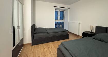 Central Düsseldorf Apartment: 2 Beds, WiFi, Elevator – Close to Hbf & Fair