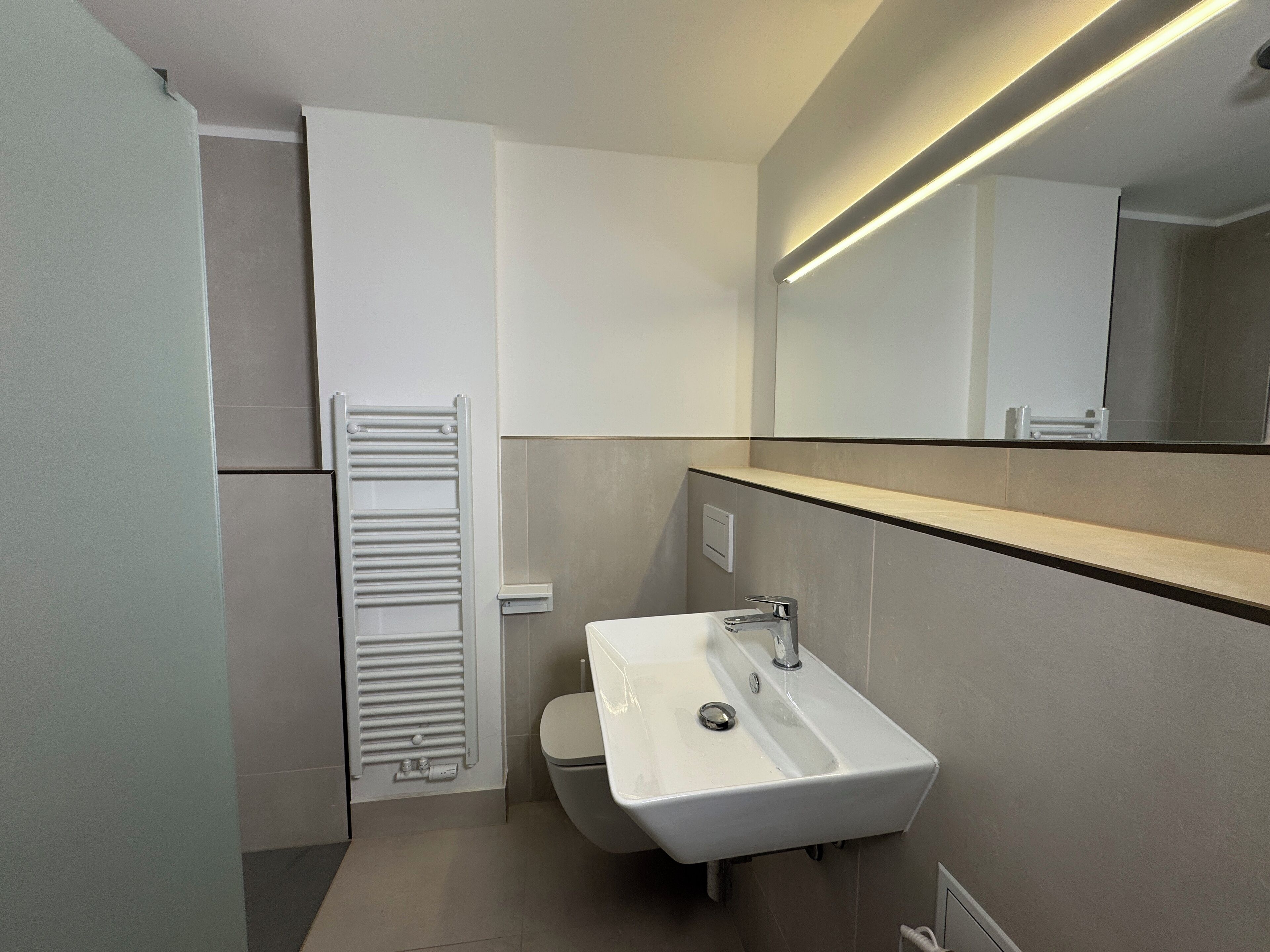 Dusche, Haartrockner, Handtücher, Toilettenpapier