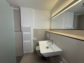 Douche, séchoir à cheveux, serviettes fournies, papier de toilette