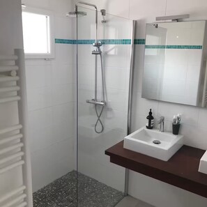 Shower, hair dryer, towels, soap - Superb beachfront home! Super large flowery garden direct to the beach (La Brée-les-Bains)