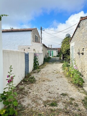 Property grounds - Superb beachfront home! Super large flowery garden direct to the beach (La Brée-les-Bains)