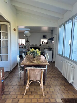 Dining - Superb beachfront home! Super large flowery garden direct to the beach (La Brée-les-Bains)