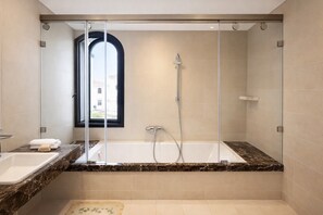 Hair dryer, towels, soap, toilet paper - Spacious 4-bedroom apartment in Golf Cabo Negro with AC (Cabo Negro)