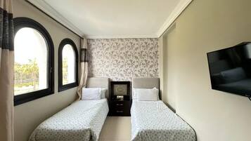 4 chambres, fer et planche à repasser, Wi-Fi, draps fournis