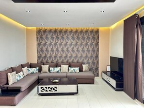 TV - Spacious 4-bedroom apartment in Golf Cabo Negro with AC (Cabo Negro)