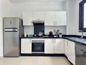 Microwave, oven, stovetop - Spacious 4-bedroom apartment in Golf Cabo Negro with AC (Cabo Negro)