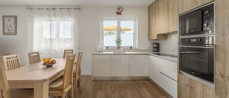 Kühlschrank, Mikrowelle, Ofen, Herdplatte